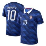 تيشيرت منتخب فرنسا الأساسي بتصميم أزرق أنيق وتفاصيل بيضاء وذهبية فاخرة، يمنحك ستايل رياضي كلاسيكي ومميز. خامة خفيفة ومريحة مناسبة للمباريات، التمرين، السفر والطلعات اليومية. خيار مثالي كهدية لعشاق كرة القدم ومحبي المنتخب الفرنسي. اطلبه الآن وخلي إطلالتك جاهزة للتشجيع.
