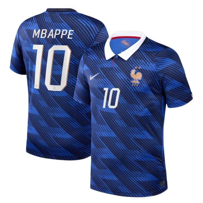 تيشيرت منتخب فرنسا الأساسي بتصميم أزرق أنيق وتفاصيل بيضاء وذهبية فاخرة، يمنحك ستايل رياضي كلاسيكي ومميز. خامة خفيفة ومريحة مناسبة للمباريات، التمرين، السفر والطلعات اليومية. خيار مثالي كهدية لعشاق كرة القدم ومحبي المنتخب الفرنسي. اطلبه الآن وخلي إطلالتك جاهزة للتشجيع.
