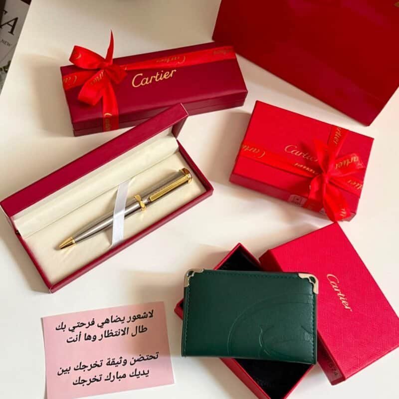 اختاري له هدية رجالية فخمة تليق بذوقه وتوصل له بإحساس، مع طقم كارتير الرجالي المميز الذي يجمع بين الأناقة، العملية، وفخامة الإهداء في هدية واحدة جاهزة للتقديم. هذا الطقم مناسب للزوج، الأب، الأخ، الخطيب أو أي شخص غالي عليكِ، خصوصًا إذا كنتِ تدورين على هدية عيد ميلاد رجالية أو هدية راقية بدون حيرة. يحتوي الطقم على قلم كارتير بملحقاته، بوك كارتير بملحقاته، وربطات كارتير بتغليف أنيق يعطي الهدية شكل فاخر من أول نظرة. الميزة الأجمل أن الهدية توصل لمن تحبين لباب البيت مع توصيل مجاني، وتقدرين تضيفين عبارة إهداء حسب الطلب عشان تكون الهدية أدفى وأقرب للقلب. السعر الآن 180 ريال بدل 360 ريال، عرض مناسب لهدية فخمة بسعر مميز.
