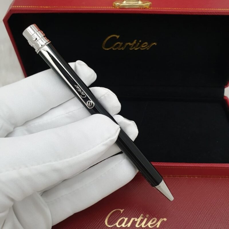 قلم سانتوس دي كارتير مع الملحقات - قلم Santos de Cartier أسود بتفاصيل ذهبية، موديل نحيف وحبر جاف عملي، مناسب للتوقيع والهدايا المكتبية. اطلبه الآن.