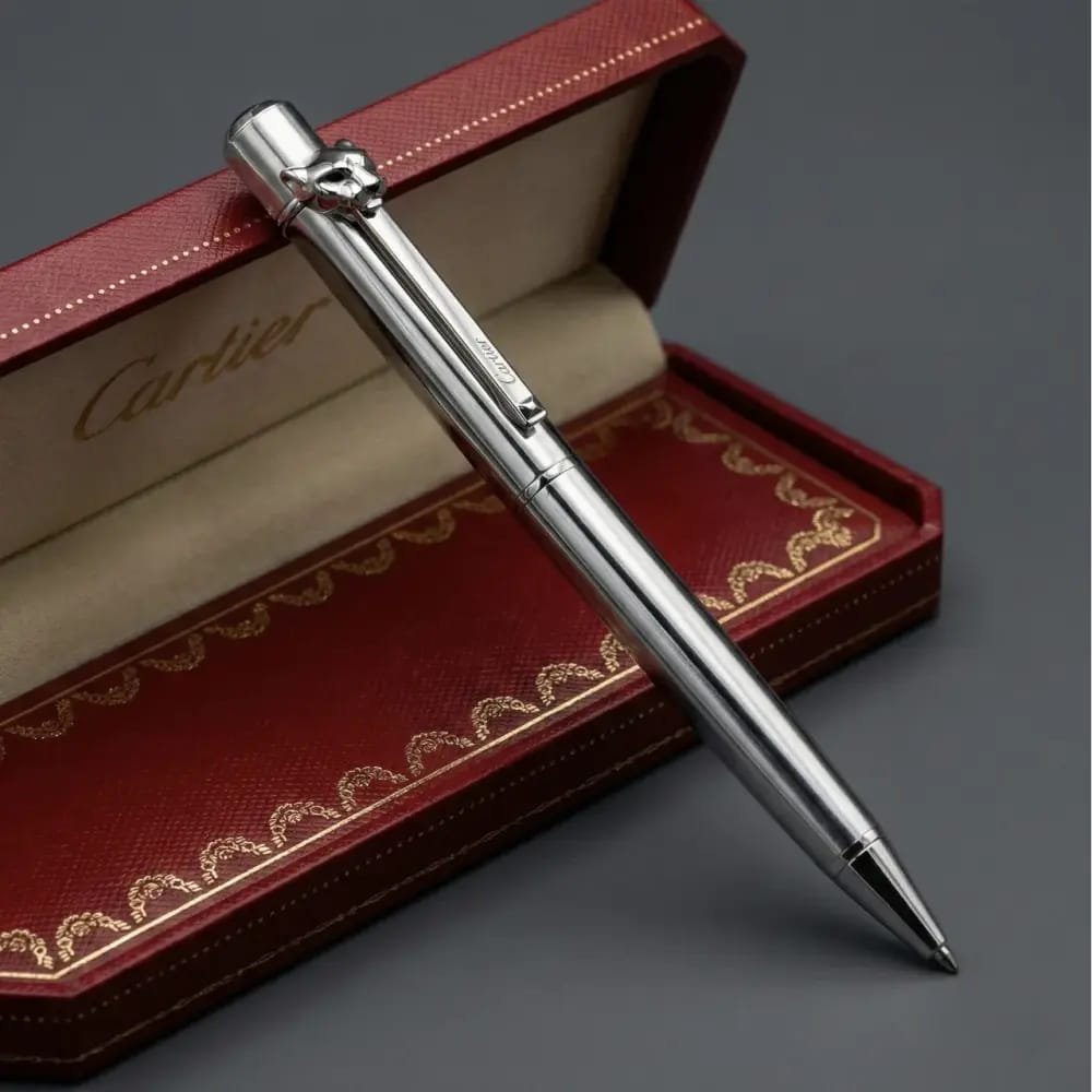 قلم كارتير بانثر عين النمر لون فضي Panthère pen قلم كارتير بانثر عين النمر بتصميم فاخر وكتابة سلسة، مناسب للتوقيع، المكتب والهدايا الراقية. اطلبه الآن.