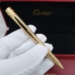 يعمل القلم بآلية حبر جاف (Ballpoint) لتقديم كتابة واضحة وسريعة الجفاف وتقليل احتمالية تلطيخ الورق. يتوفر لون الحبر الأزرق أو الأسود (حسب التوفر). كما يمكن توفير ملحقات إضافية حسب الطلب.