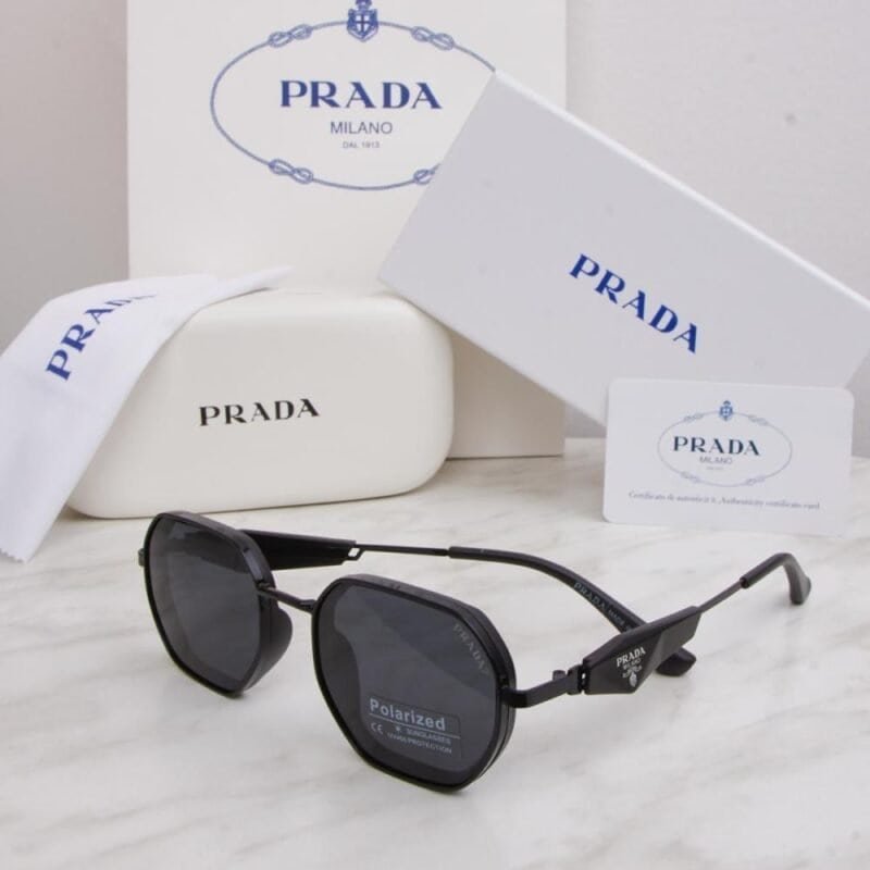 تبين هدية رجالية فخمة وتبان قيمتها من أول فتحة؟ اختاري نظارة برادا رجالية شمسية سوداء Polarized بتصميم هندسي أنيق يناسب الرجل اللي يحب الستايل الراقي والإطلالة المرتبة في كل طلعة. تتميز النظارة بإطار معدني أسود فاخر وعدسات داكنة Polarized تساعد على تقليل سطوع الشمس وتعطي راحة أكثر أثناء القيادة، السفر، الدوام والطلعات اليومية. تصميمها العصري يليق مع الثوب، الشماغ، البدلة والكاجوال، ويضيف لمسة فخامة بدون مبالغة. النظارة اختيار ممتاز كـ هدية للزوج، الأب، الأخ، الخطيب أو الصديق، لأنها قطعة عملية تنلبس كثير وما تنحط بالدُرج. وتأتي مع ملحقات كاملة تشمل علبة، جراب، منديل تنظيف، كرت ومرفقات حسب العرض، مع تغليف أنيق مناسب للإهداء. اطلبيها الآن وخلي هديتك مختلفة، راقية، وتترك انطباع فخم من أول نظرة. Hook → كلمة مفتاحية → مميزات → ثقة → CTA محتارة وش تهدين رجل ذوقه صعب؟ نظارة برادا رجالية شمسية سوداء Polarized بتصميم هندسي فاخر، إطار معدني، وعدسات داكنة مناسبة للقيادة والسفر والطلعات. تأتي مع ملحقات كاملة وتغليف أنيق مناسب للإهداء. اطلبيها الآن وخلي هديتك تبان فخامتها.