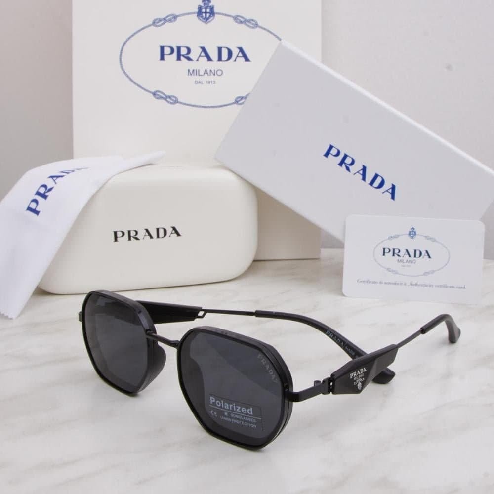 نظارة برادا رجالية شمسية سوداء Polarized تبين هدية رجالية فخمة وتبان قيمتها من أول فتحة؟ اختاري نظارة برادا رجالية شمسية سوداء Polarized بتصميم هندسي أنيق يناسب الرجل اللي يحب الستايل الراقي والإطلالة المرتبة في كل طلعة. تتميز النظارة بإطار معدني أسود فاخر وعدسات داكنة Polarized تساعد على تقليل سطوع الشمس وتعطي راحة أكثر أثناء القيادة، السفر، الدوام والطلعات اليومية. تصميمها العصري يليق مع الثوب، الشماغ، البدلة والكاجوال، ويضيف لمسة فخامة بدون مبالغة. النظارة اختيار ممتاز كـ هدية للزوج، الأب، الأخ، الخطيب أو الصديق، لأنها قطعة عملية تنلبس كثير وما تنحط بالدُرج. وتأتي مع ملحقات كاملة تشمل علبة، جراب، منديل تنظيف، كرت ومرفقات حسب العرض، مع تغليف أنيق مناسب للإهداء. اطلبيها الآن وخلي هديتك مختلفة، راقية، وتترك انطباع فخم من أول نظرة. Hook → كلمة مفتاحية → مميزات → ثقة → CTA محتارة وش تهدين رجل ذوقه صعب؟ نظارة برادا رجالية شمسية سوداء Polarized بتصميم هندسي فاخر، إطار معدني، وعدسات داكنة مناسبة للقيادة والسفر والطلعات. تأتي مع ملحقات كاملة وتغليف أنيق مناسب للإهداء. اطلبيها الآن وخلي هديتك تبان فخامتها.