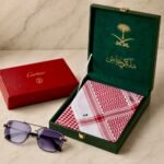 بكج رجالي فاخر يجمع بين شماغ ملكي خاص بتصميم أنيق يعكس الذوق السعودي الأصيل، ونظارة شمسية رجالية فخمة بتصميم الفهد تضيف لمسة هيبة وأناقة للإطلالة. البكج جاهز للإهداء بتغليف راقٍ، ومناسب للرجل اللي يحب التفاصيل الفخمة سواء في المناسبات الرسمية أو الاستخدام اليومي.