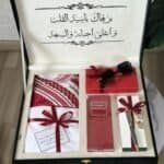 فاجئي زوجك بهدية فاخرة تعبّر عن حبك واهتمامك، مع طقم رجالي أنيق يجمع بين الشماغ، قماش الثوب، العطر، القلم، الكبك، والنظارة في بوكس واحد جاهز للتقديم. هذه الهدية مناسبة للزوج في عيد الميلاد، ذكرى الزواج، مناسبة خاصة، أو حتى مفاجأة بدون مناسبة. كل قطعة داخل الطقم مختارة عشان تعطيه إطلالة مرتبة وفخمة، وتخلي الهدية عملية ويقدر يستخدمها بكل أناقة. يحتوي الطقم على شماغ رجالي، قماش ثوب، عطر رجالي 100 مل، قلم وكبك، ونظارة رجالية، مع تغليف راقٍ وعبارة إهداء حسب الطلب. هدية توصل بإحساس وتخلي زوجك يشعر بقيمته عندك. اطلبيها الآن وخلي هديتك لزوجك توصل بفخامة تليق فيه.