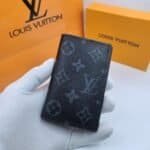 بوك لويس فيتون ماستر أسود رجالي فاخر بتصميم أنيق، هدية راقية للزوج أو الأخ مع تغليف فاخر وكرت إهداء وتوصيل داخل السعودية.