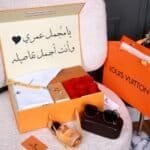 بوكس عيد ميلاد للزوج تحت 400 ريال يحتوي على شماغ وعطر ونظارة وسبحة وورد مع عبارة إهداء وتغليف فاخر