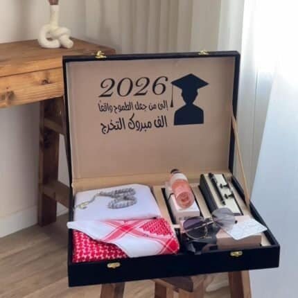 هدية تخرج رجالية فاخرة 2026 تحتوي على شماغ وقماش صيفي وعطر ونظارة وقلم وكبك وسبحة بتغليف فاخر