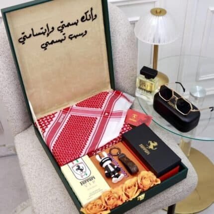 بوكس هدية عيد ميلاد رجالية يحتوي على شماغ أحمر ونظارة شمسية رجالية وعطر 100 مل وميداليتين مع تغليف فاخر ورسالة إهداء.