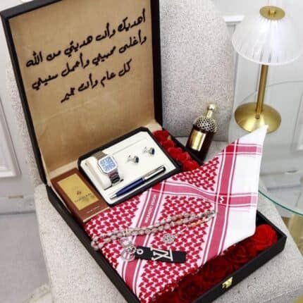 بوكس هدية للزوج يضم شماغ رجالي فاخر وساعة وعطر وقلم وكبك ومسبحة مع تغليف أنيق جاهز للإهداء داخل السعودية.
