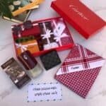 طقم هدية رجالي يجمع الساعة والنظارة والقلم والكبك والعطر، مناسب لعيد الميلاد وذكرى الزواج.