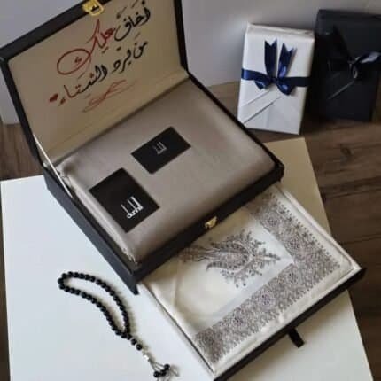 بوكس هدايا رجالية فاخر يضم قماش ثوب رجالي وشال مزخرف وسبحة سوداء داخل صندوق هدايا أنيق من Luxury an Gift.