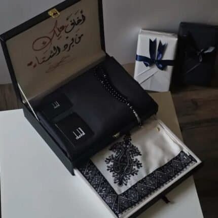 بوكس هدايا رجالية فاخر يضم قماش ثوب رجالي وشال مزخرف وسبحة سوداء داخل صندوق هدايا أنيق من Luxury an Gift.